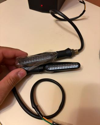 Coppia frecce a led  universali scooter e moto