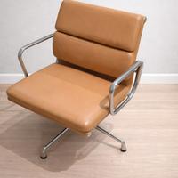 Silla Vitra Soft Pad EA 208 en color camel