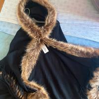 Mantella tipo poncho con cappuccio e pelliccia