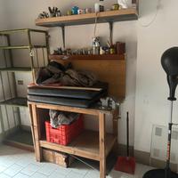 Tavolo da lavoro con morsa e mensole