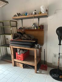 Tavolo da lavoro con morsa e mensole