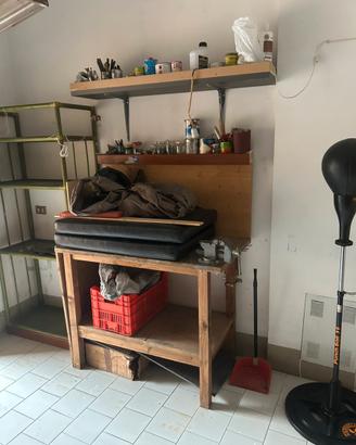 Tavolo da lavoro con morsa e mensole