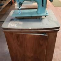 macchina da cucire con mobile