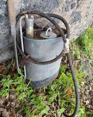 Pompa a spalla antica in rame SIGMA - Vintage