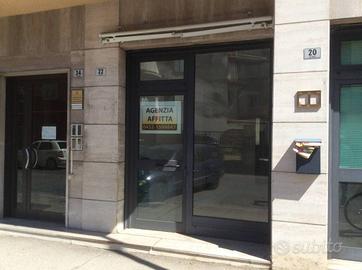 Negozio/ufficio con vetrina libero
