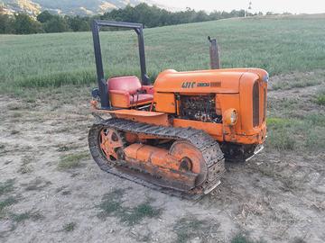 Fiat 411 cingolato con aratro