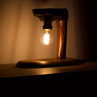 Lampada in legno da tavolo