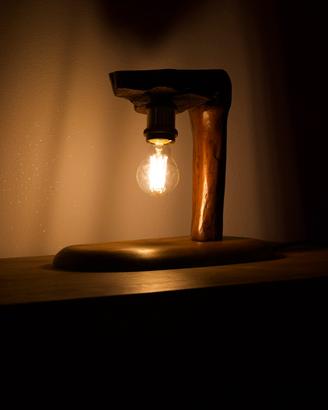 Lampada in legno da tavolo
