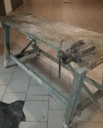 Bancone con morsa antica