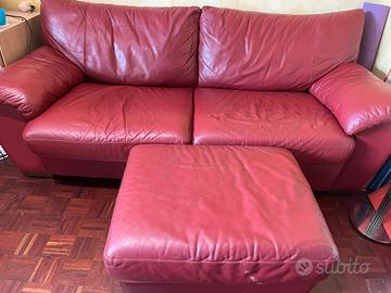 Divano letto Ikea in pelle rossa con pouf