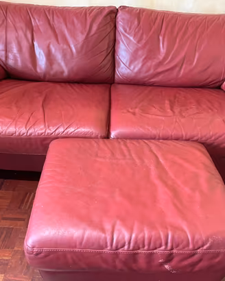 Divano letto Ikea in pelle rossa con pouf