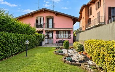 Bifamiliare con giardino privato, box doppio e due