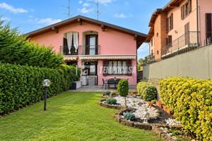 Bifamiliare con giardino privato, box doppio e due