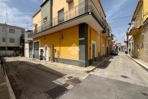 3 LOCALI A ADELFIA