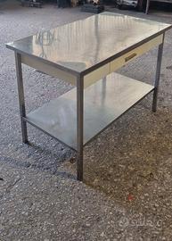 Tavolo con piano in acciaio inox professionale.