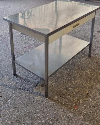 Tavolo con piano in acciaio inox professionale.