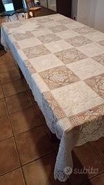tovaglia bianca in cotone ricamata con pizzi