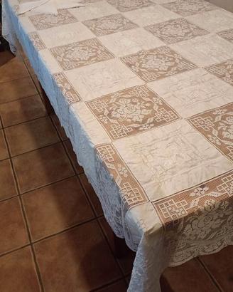 tovaglia bianca in cotone ricamata con pizzi