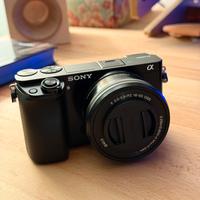 Sony a6000 con 16-50, custodia e Sandisk SD