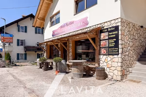 Struttura commerciale con negozio e ristorante Alt