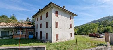 Casa indipendente di 450 m² con più di 5 locali e 