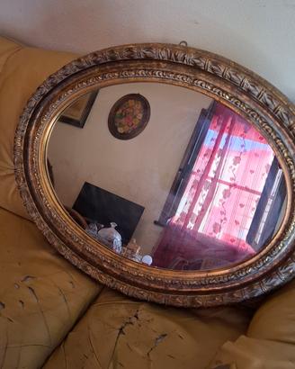 Specchio ovale. 