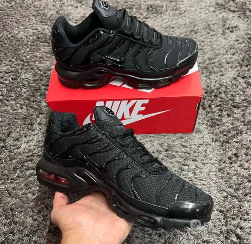 Nike store squalo nero