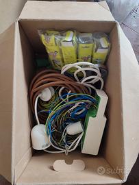 cavi elettrici e un porta lampade