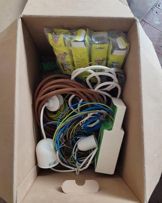 cavi elettrici e un porta lampade