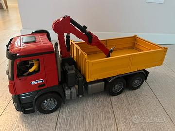 Bruder camion giallo con gru