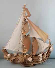 Galeone con legno di mare