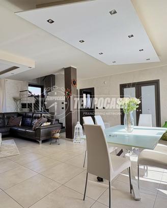 Villa di recente costruzione libera su 4 lati in c