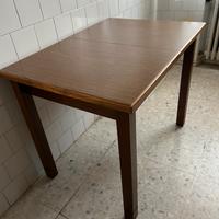 Tavolo di legno allungabile