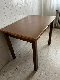 Tavolo di legno allungabile