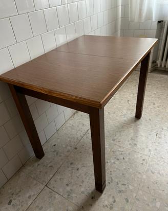Tavolo di legno allungabile