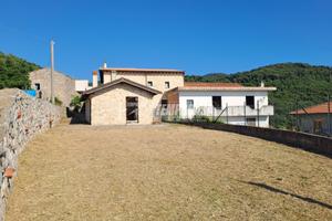 Casale caratteristico lontano dal caos.