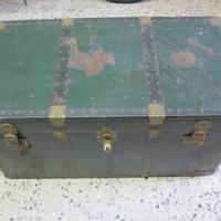 Baule antico da viaggio in legno e pelle verde