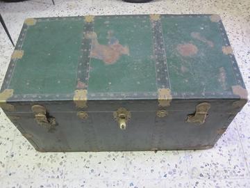 Baule antico da viaggio in legno e pelle verde