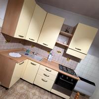 Cucina  con elettrodomestici