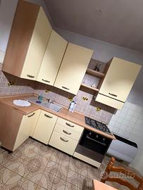 Cucina  con elettrodomestici