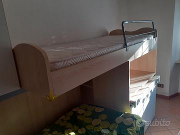 Cameretta bambini, tre letti, armai, scrivania