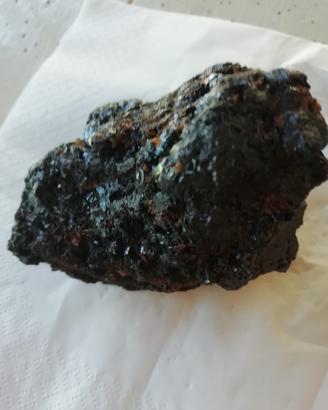 pietra nera che sembra ferro che brilla 
