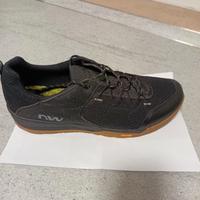 Scarpe per MTB comprese di attacchi