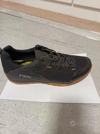 Scarpe per MTB comprese di attacchi