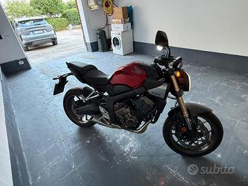 Honda CB650R E-Clutch 35kW (2024)