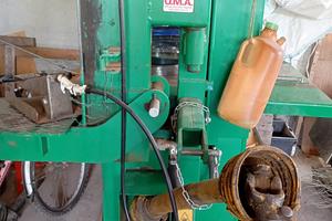 Sega OMA con spaccalegna e nastro