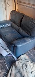 divano blu in pelle 