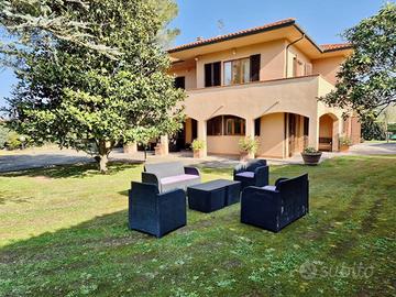 Villa di 350 m² con più di 5 locali e box auto a C