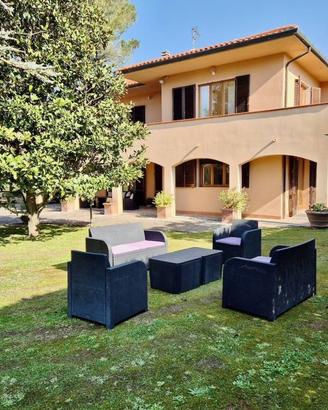 Villa di 350 m² con più di 5 locali e box auto a C