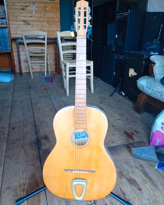 Chitarra acustica antica della prima meta del 900